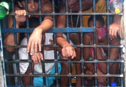 cidadãos detidos com mais de trezentos mil dólares falsos
