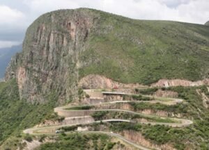 Desabamento de terras causa pelo menos 13 mortos