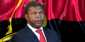 João Lourenço diante da bandeira de Angola.