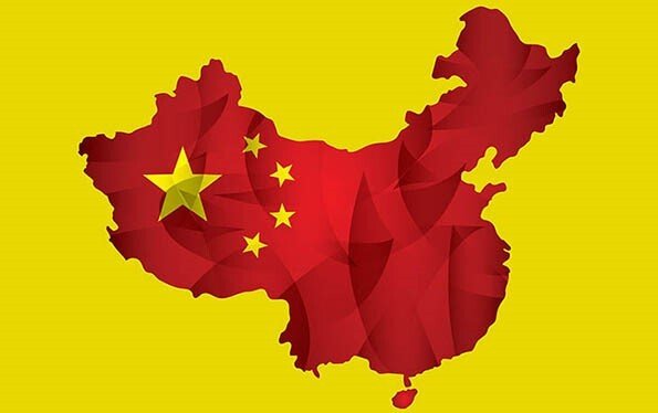 Ilustração do mapa da China com as cores e estrelas da bandeira chinesa.