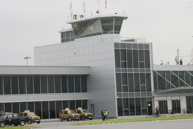 Edifício aeroportuário com torre de controlo.