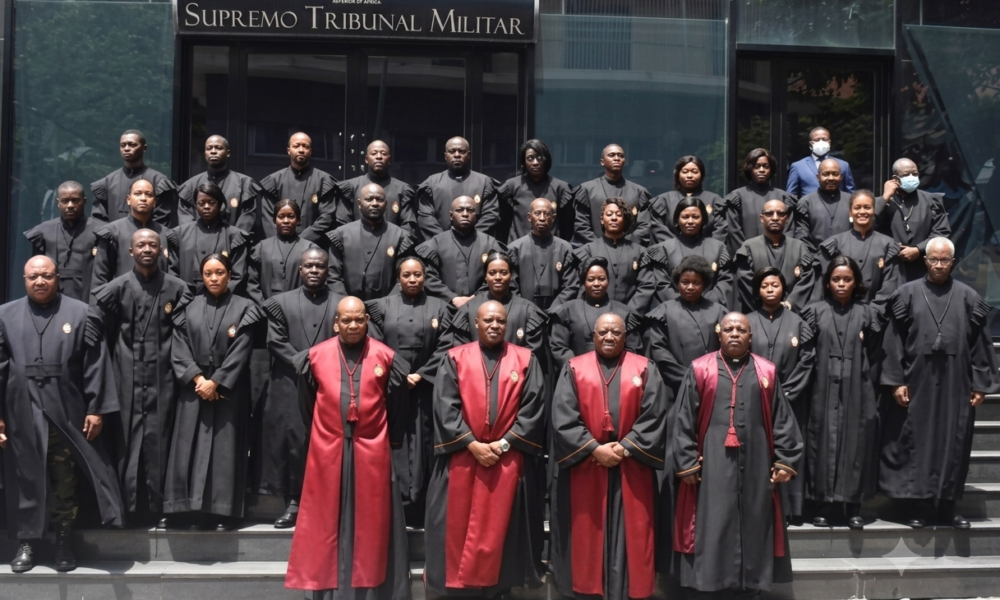 Fotografia institucional de um grupo em frente ao Supremo Tribunal Militar.