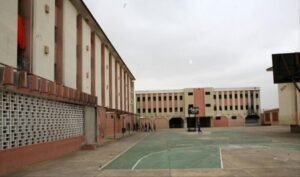 Pátio e edifícios da Comarca de Viana.
