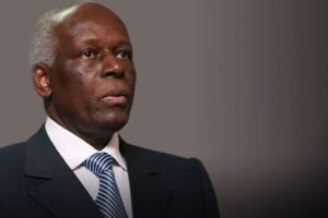 Retrato de arquivo de José Eduardo dos Santos, de fato e gravata.
