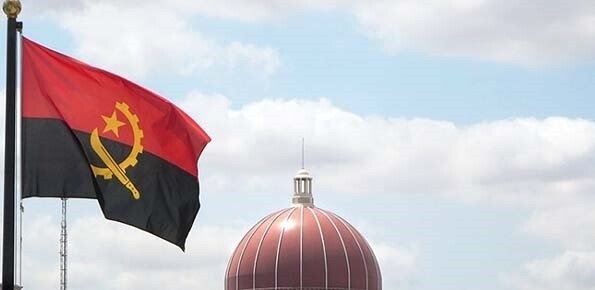Bandeira de Angola junto à Assembleia Nacional