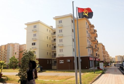 Edifícios residenciais e bandeira de Angola no Kilamba.