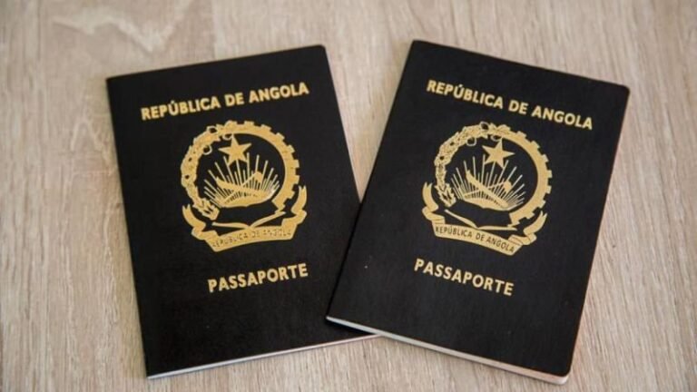 Dois passaportes da República de Angola com capas pretas e emblema dourado.