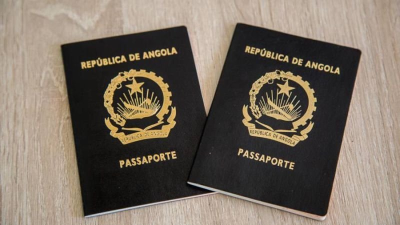 Dois passaportes da República de Angola com capas pretas e emblema dourado.