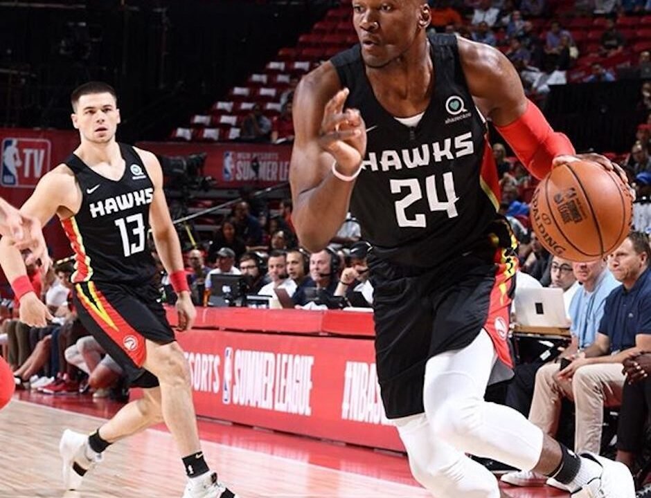 Bruno Fernando com o equipamento dos Atlanta Hawks
