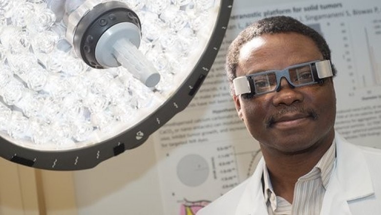 Cientista nigeriano, óculos