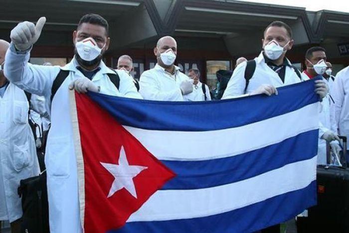 Médicos cubanos chegam em Angola