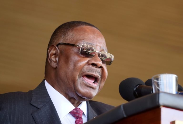 Presidente do Malawi baixa seu salário
