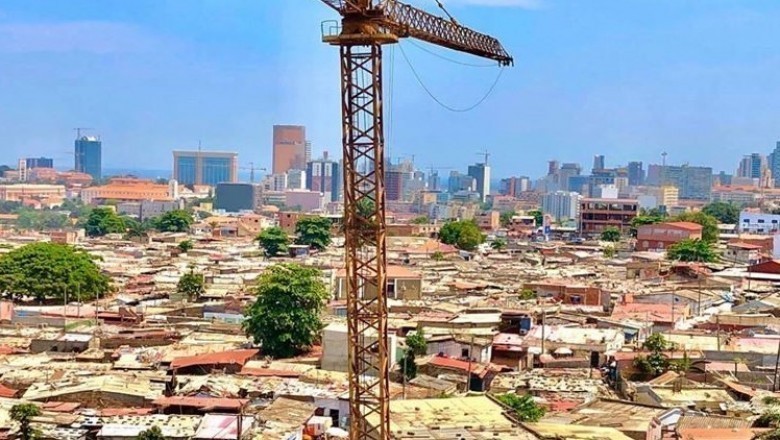 grua no Prenda "As famílias deixaram as residências sem qualquer situação desagradável e vão provisoriamente habitar fora desse local para depois criamos as condições para repor essas residências, senão houver outra solução", referiu o governador de Luanda.
