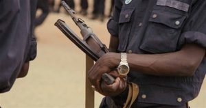 Agentes da polícia fornecem armas aos meliantes