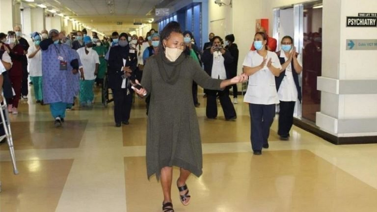 Mulher sul-africana dança após se recuperar da Covid-19