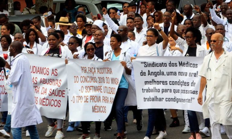 Médicos marcham