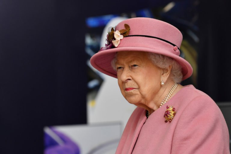 Rainha Isabel II sem máscara