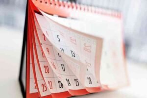 Calendário de mesa com folhas parcialmente viradas.