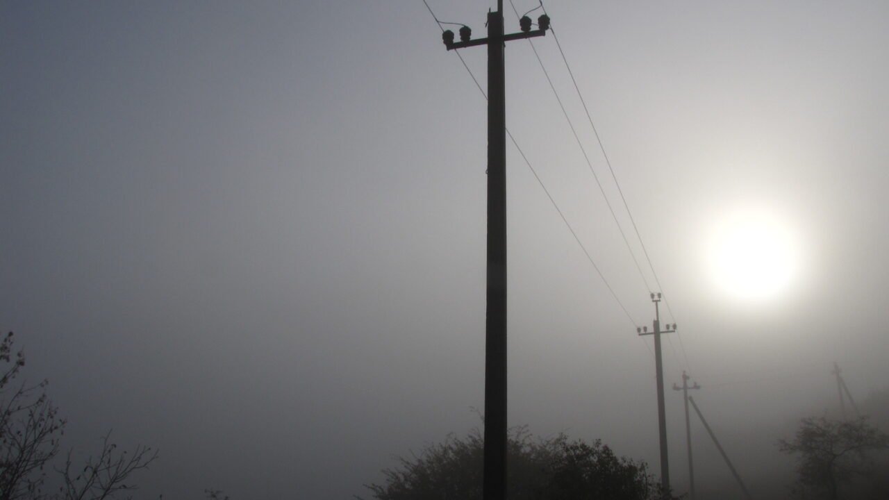 Poste e linhas de distribuição de electricidade
