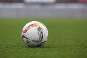 Bola de futebol sobre um relvado