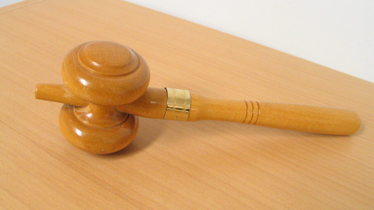 Martelo de madeira sobre uma mesa