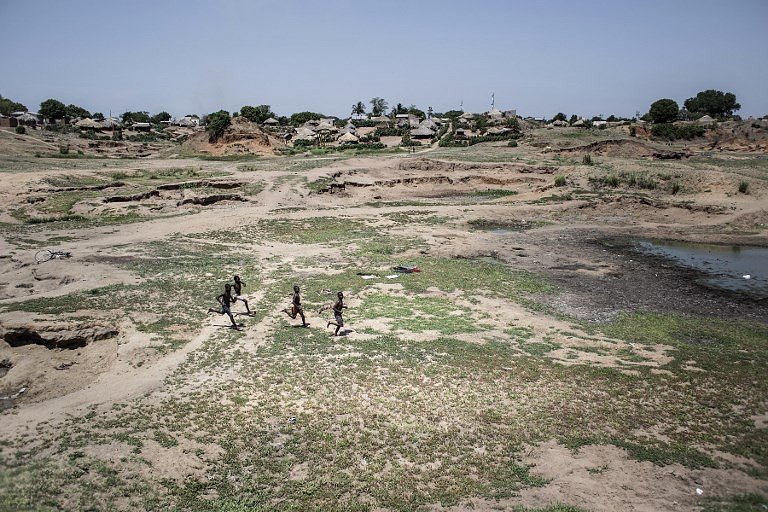 Paisagem seca com pequenas povoações
