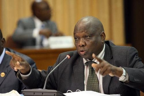 Makuta Nkondo a intervir perante um microfone